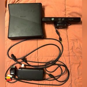 Microsoft‎ Xbox 360 with Kinect console bundle